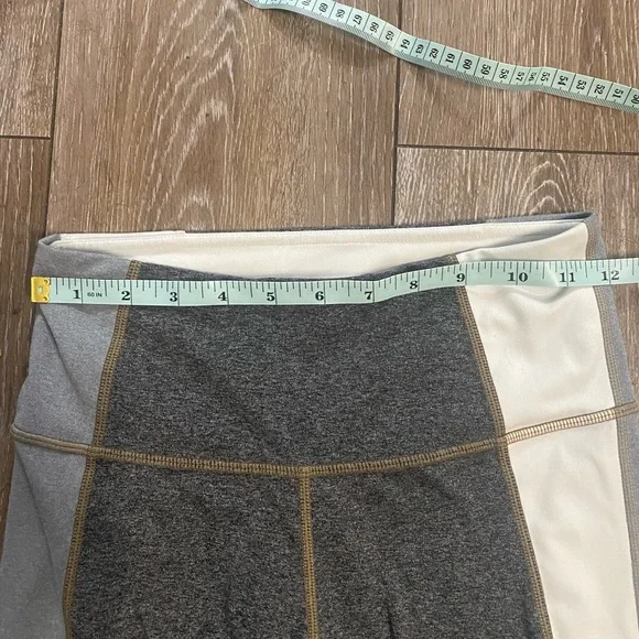 Athleta Women’s Elation Sport Gray and White Striped Leggings - XS - Picture 6 of 9